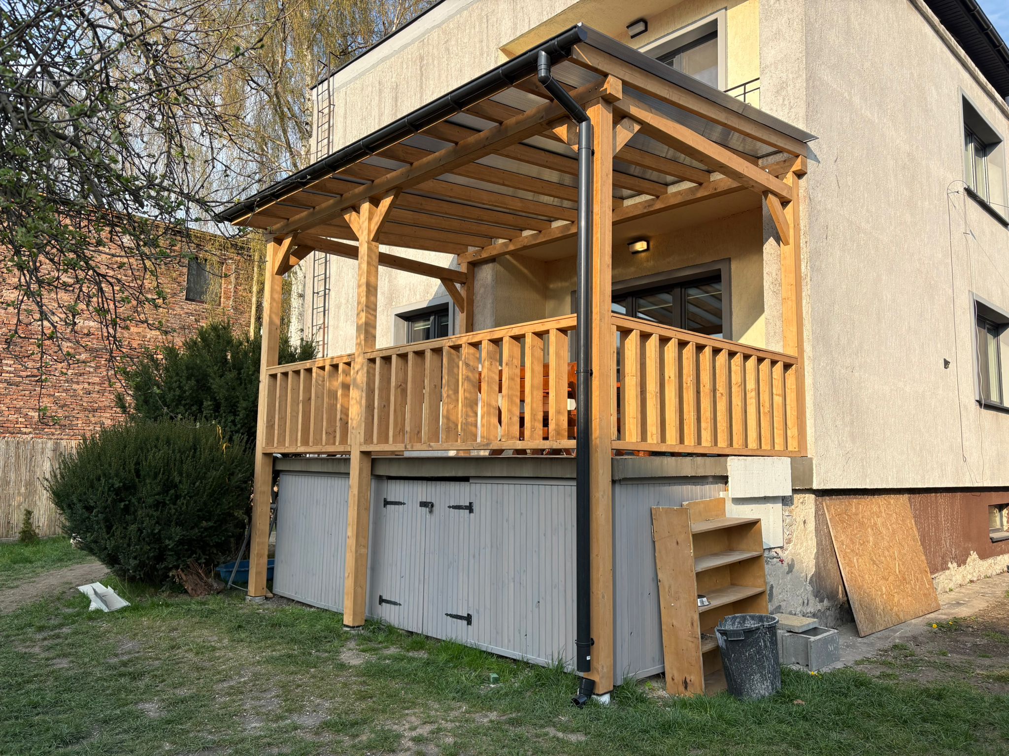 Realizacja DrewMasiv — zadaszenie z balustradą